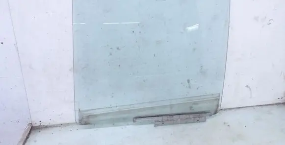 Suzuki Swift I Rear door window glass AS2