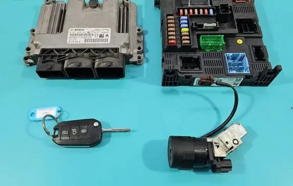 Peugeot 208 I Engine control unit/module ECU 0281030546 IMPRK1567013