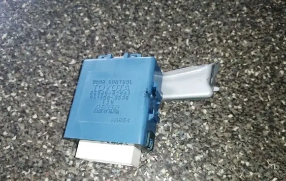 Toyota Yaris Door control unit/module 8598052051 0515003580