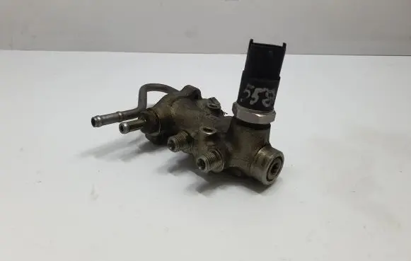 BMW 7 E38 Fuel distributor 2248322 13532248322 13537805723
