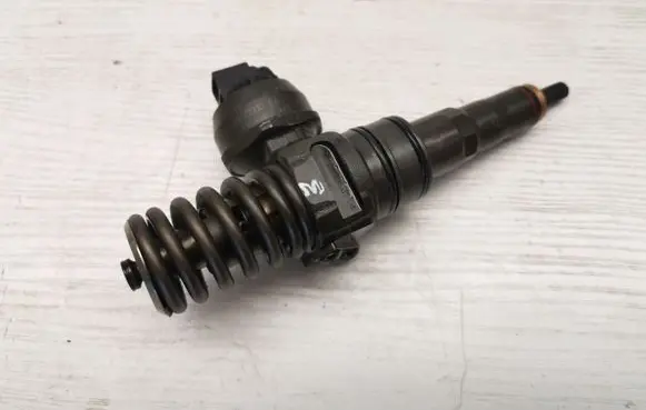 Skoda Fabia Mk2 (5J) Fuel injector 038130073BP 0414720314