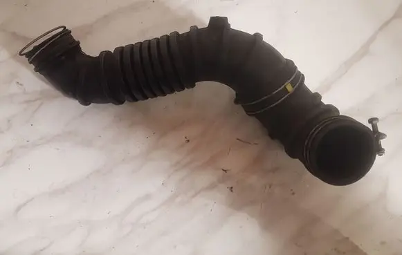 Mitsubishi Pajero Sport I Air intake hose/pipe MR312394