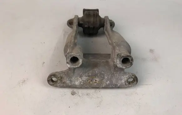 Subaru Outback Engine mounting bracket