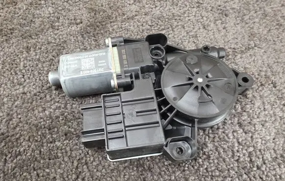 Skoda Kamiq Front door window regulator motor 2Q1959405E