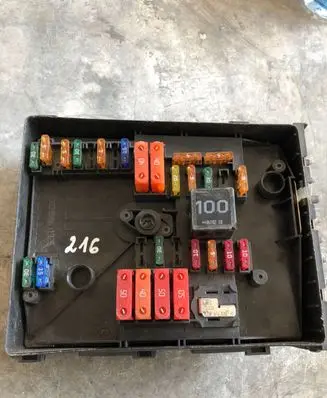 Volkswagen PASSAT B6 Fuse box set 67073390
