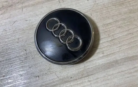 Audi Q3 F3 Original wheel cap 8W0601170B