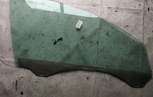 Volvo V50 Front door window glass four-door as2