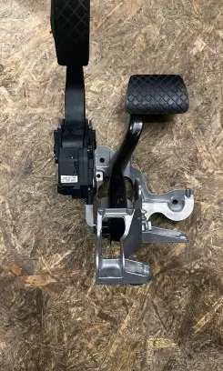Porsche Cayenne (9Y0 9Y3) Accelerator throttle pedal 4M1723523D