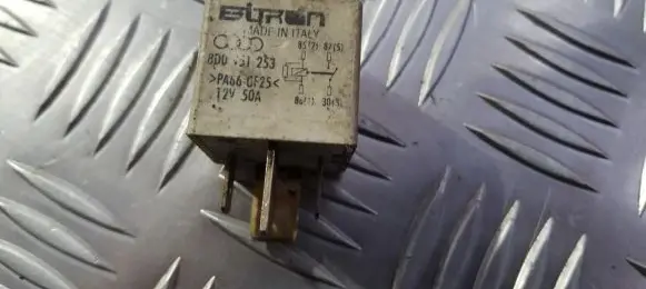 Volkswagen PASSAT B5 Other relay 8d0951253