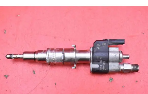 BMW 7 F01 F02 F03 F04 Fuel injector 7585261