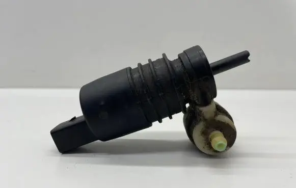 Volkswagen PASSAT B6 Windscreen/windshield washer pump 1K6955651