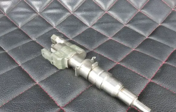 BMW 3 E90 E91 Fuel injector 758904811
