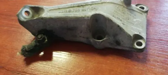 BMW 1 E81 E87 Engine mounting bracket 6760307