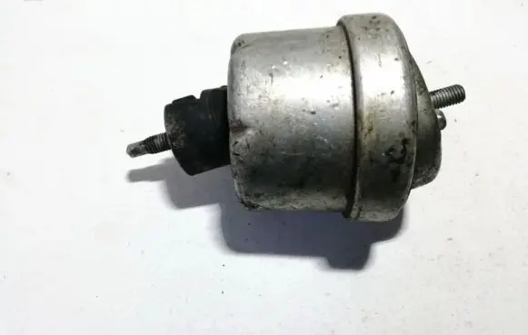 Volkswagen Golf V Engine mount bracket