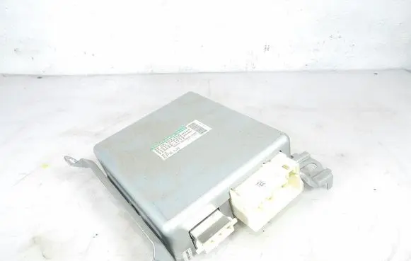 Toyota Avensis T270 Engine control unit/module 8965005160