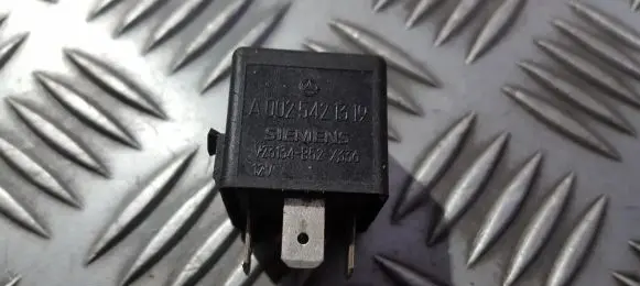 Mercedes-Benz E W210 Other relay a0025421319 v23134-b52-x336