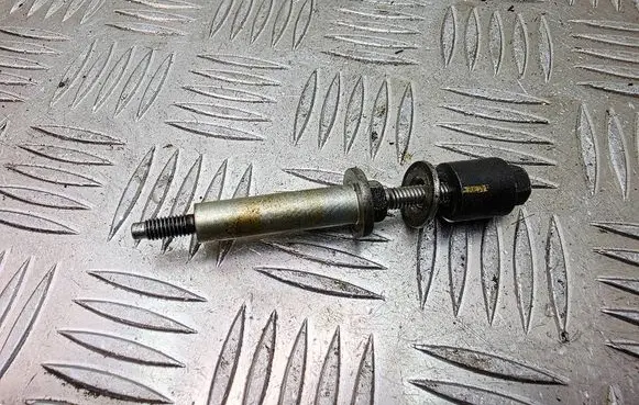 Mazda 6 Fuel Injector clamp holder 
