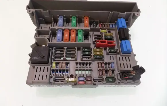 BMW 1 E81 E87 Fuse module 690661303 40997181030101