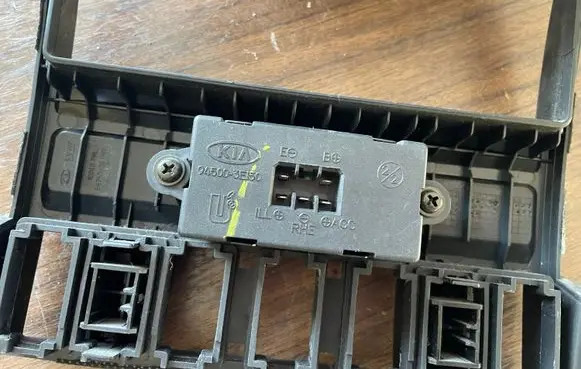 KIA Sorento Radio/GPS head unit trim 945003E150