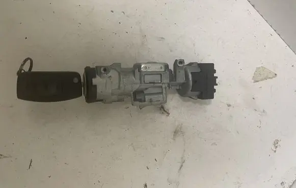 Ford C-MAX I Ignition lock 3M513F880AC