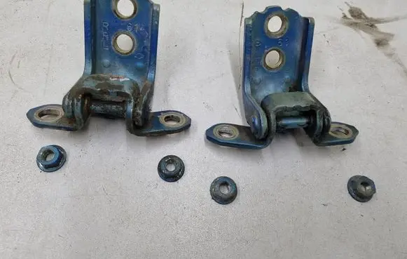 Nissan Navara D40 Front door hinge set 