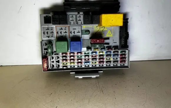 Opel Zafira A Fuse module 24412497 50206001 09134880