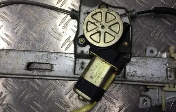 Mazda Xedos 6 Front door window regulator motor cm010100 ed414930