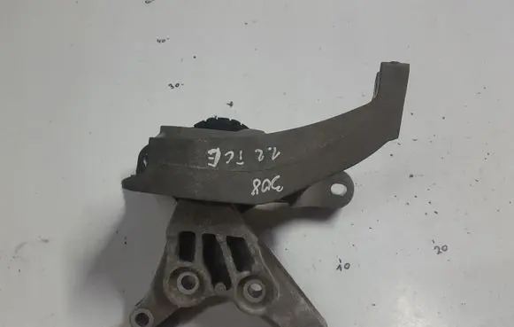 Peugeot 308 Engine mount bracket 