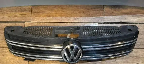 Volkswagen Tiguan Front bumper upper radiator grill 5N0853653E