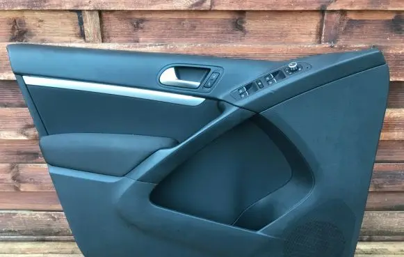 Volkswagen Tiguan Front door card panel trim