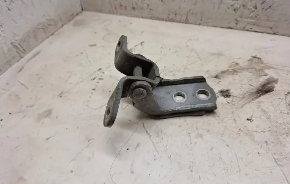 Toyota Avensis T250 Front door upper hinge