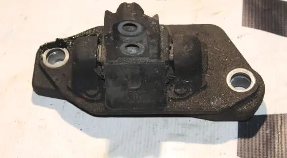 Volvo XC90 Engine mount bracket 30748811
