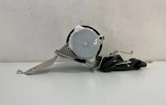 Lexus NX Middle seatbelt (rear) 7J5440