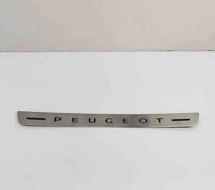 Peugeot 2008 II Front sill trim cover 98326989RW