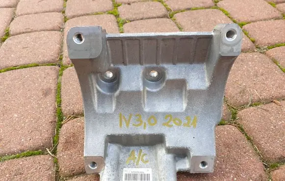 Iveco Daily 6th gen A/C compressor mount bracket 504388826
