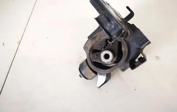 Toyota RAV 4 (XA30) Engine mount bracket