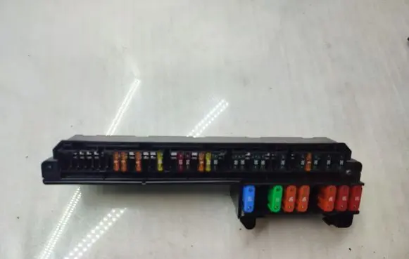 BMW 5 E60 E61 Fuse module 6957330