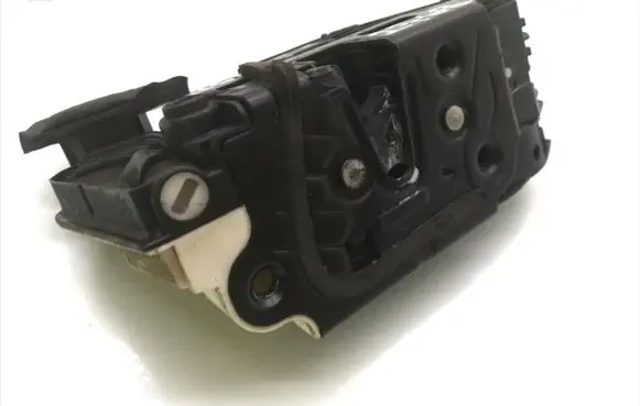 Seat Toledo IV (NH) Rear door lock 5E0839015