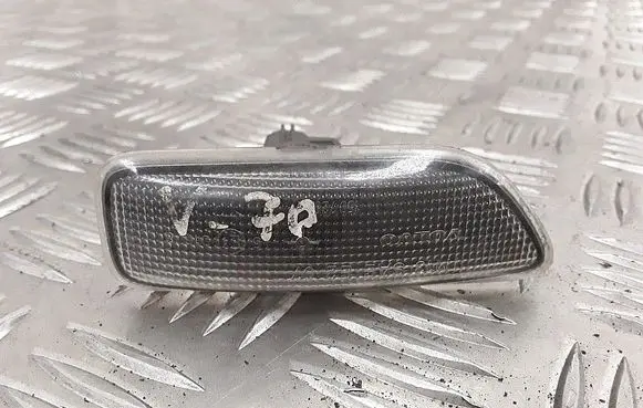 Volvo S70 V70 V70 XC Front fender indicator light 8658944