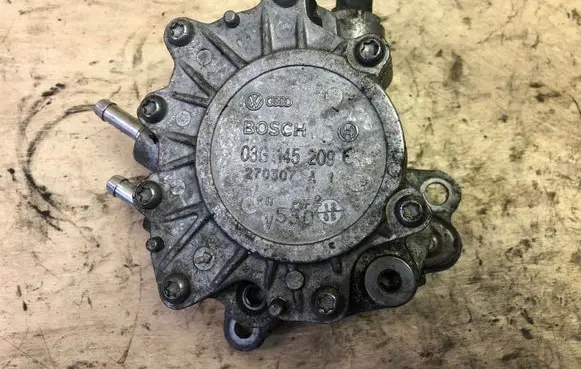 Volkswagen PASSAT B6 Vacuum pump 03G145209C