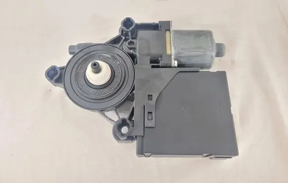 Volkswagen PASSAT B7 Front door window regulator motor 3AA959701A 919203305 3AA837461
