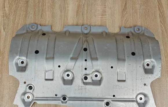BMW 4 G22 G23 G24 G26 Engine splash shield/under tray 6878580