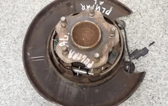 Nissan Pulsar Front wheel hub spindle knuckle