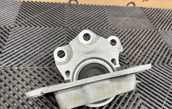 Volvo XC90 Engine mount bracket 31339949