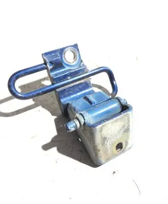 Volkswagen Touareg I Front door lower hinge 7L0831412