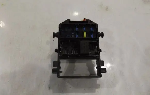 Renault Clio III Fuse module 8200003634