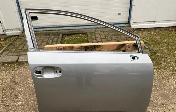 Toyota Avensis T270 Front door 261245J