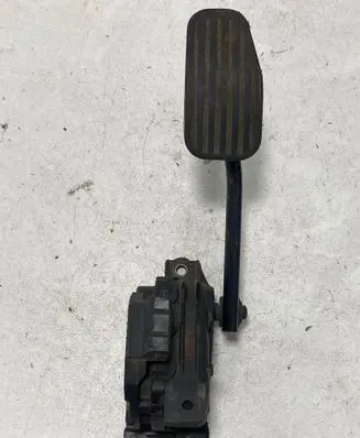 Accelerator throttle pedal