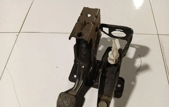 Volkswagen Golf IV Brake pedal 