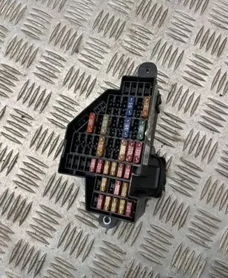 Volkswagen PASSAT B6 Fuse box set 18300605